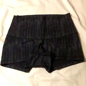 Lululemon size 6 Boogie roll down shorts.